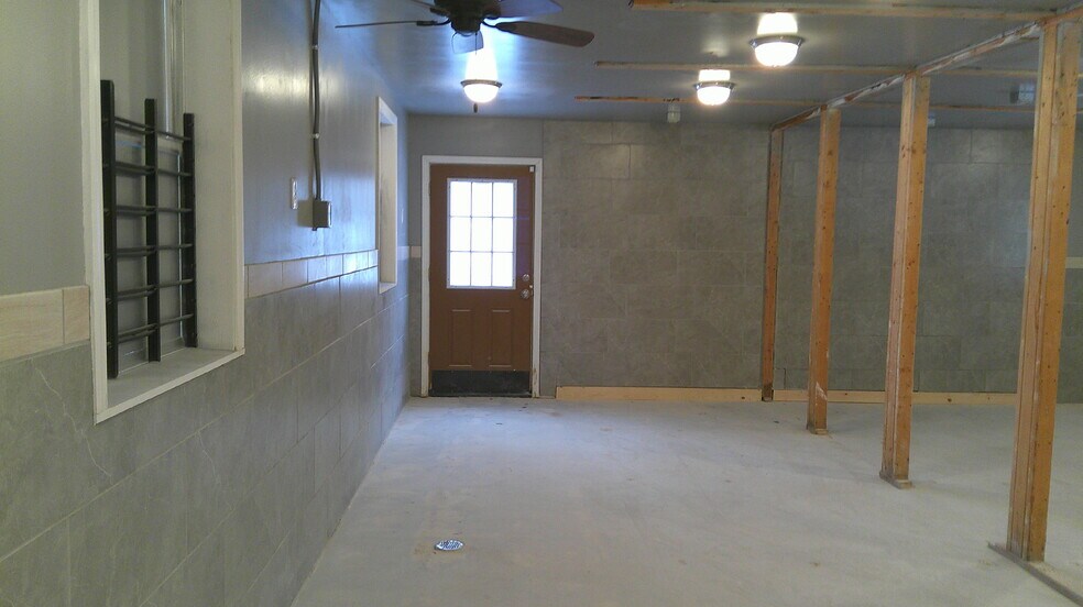 More Photos Of 689 Whitney Dr, Fairbanks Office For Sale