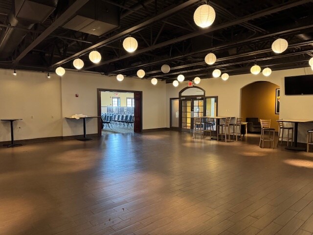 More Photos Of 12031 Lackland Rd, Saint Louis Hotel For Lease