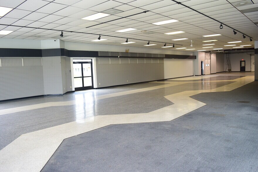 More Photos Of 2013 General Potter Hwy, Centre Hall Showroom For Sale