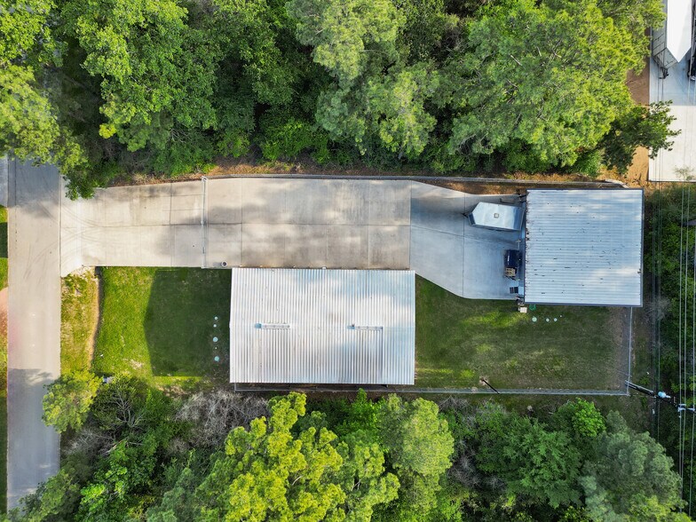 More Photos Of 923 Weisinger Dr, Magnolia Warehouse For Lease