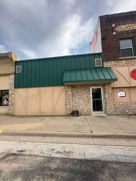 More Photos Of 418 E Washington St, Arma Storefront Retail Residential For Sale