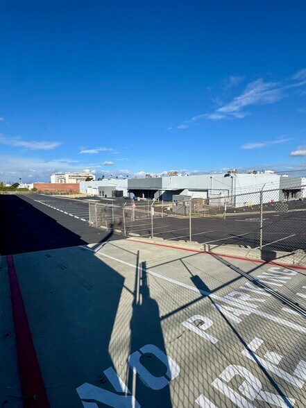More Photos Of 1917-1921 E Mariposa Ave, El Segundo Warehouse For Lease