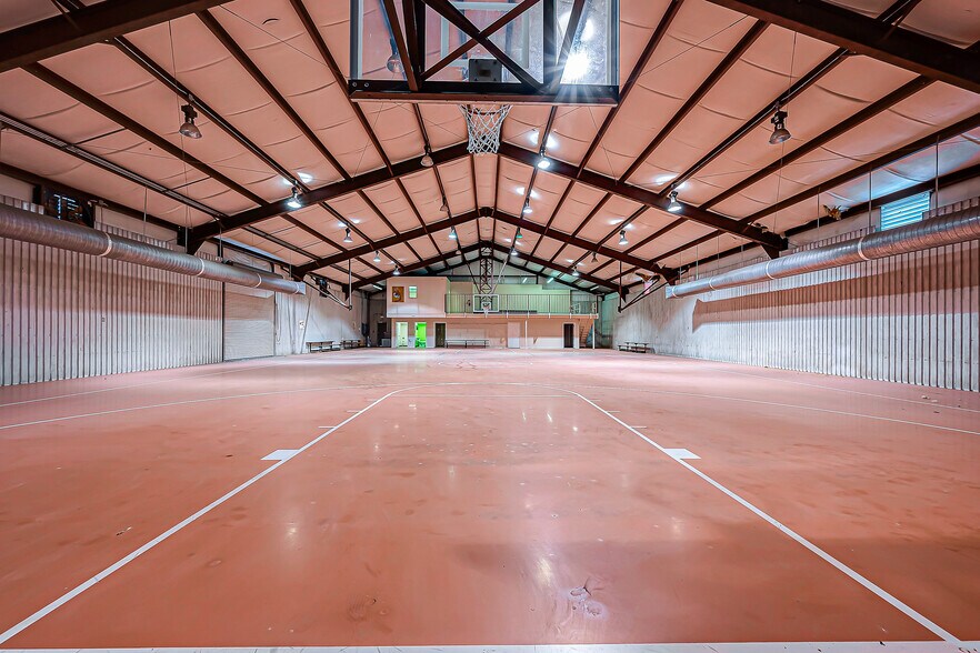 More Photos Of 2202 Lone Oak Rd, Houston Health Club For Lease