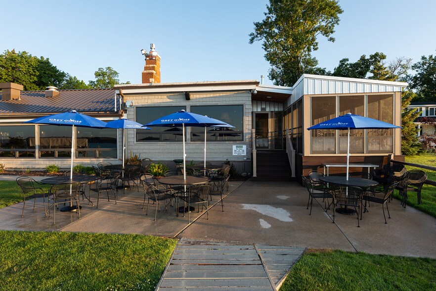 More Photos Of 380 S Lawson Dr, Green Lake Restaurant For Sale