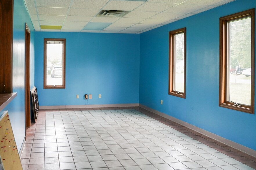 More Photos Of 2605 Alma Ave, Fort Wayne Showroom For Sale