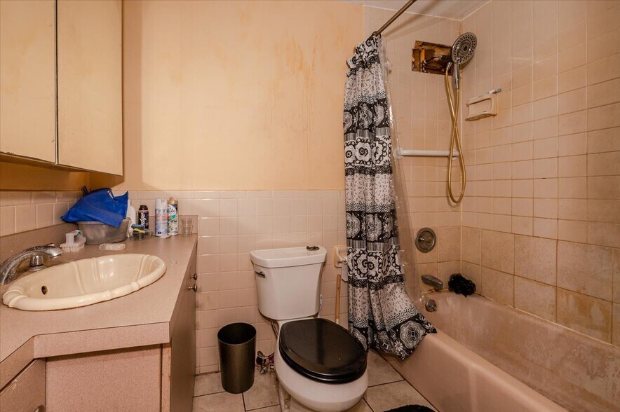 More Photos Of 21-23 W Jamaica Ave, Valley Stream Flex For Sale