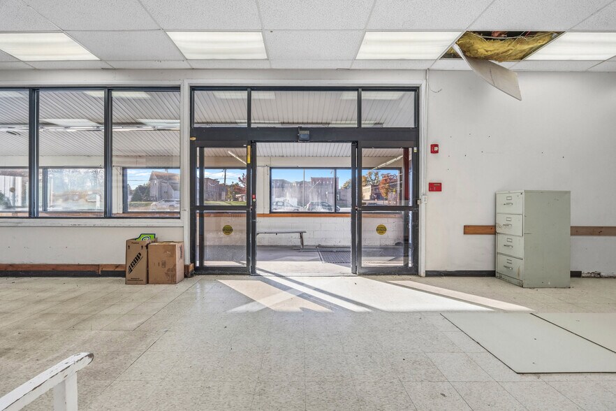 More Photos Of 3 Geddes Street Ext, Holley Supermarket For Sale