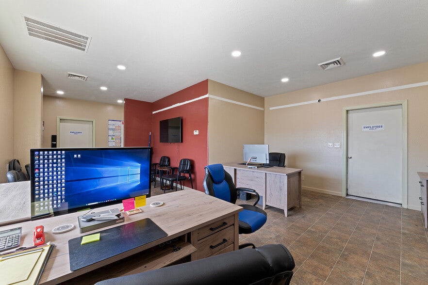 More Photos Of 6062-6068 Crater Lake Ave, Central Point Warehouse For Sale