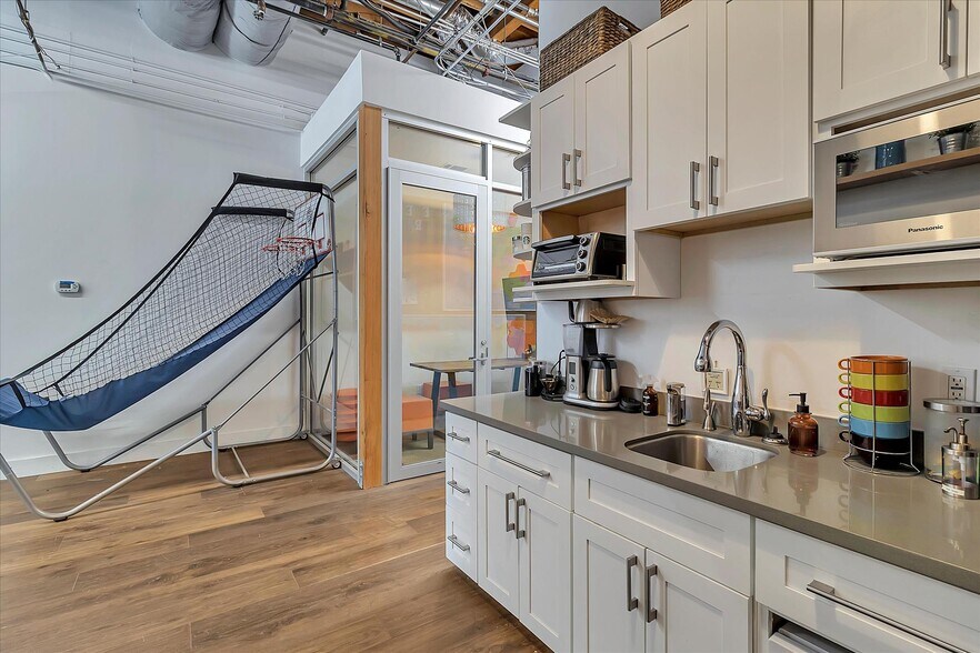 More Photos Of 335 Convention Way, Redwood City Unknown For Lease