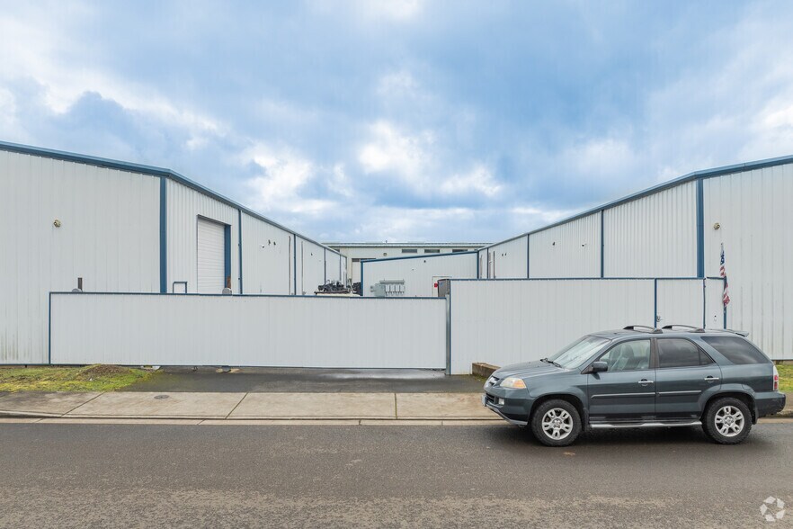 More Photos Of 1040 NW Noble Dr, Estacada Manufacturing For Sale