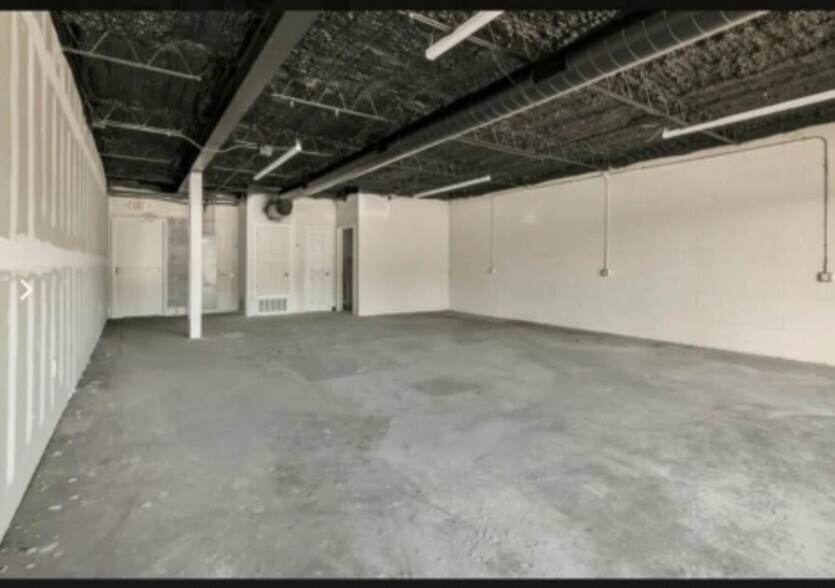 More Photos Of 3300 W Park Row, Arlington Storefront Retail Office For Lease