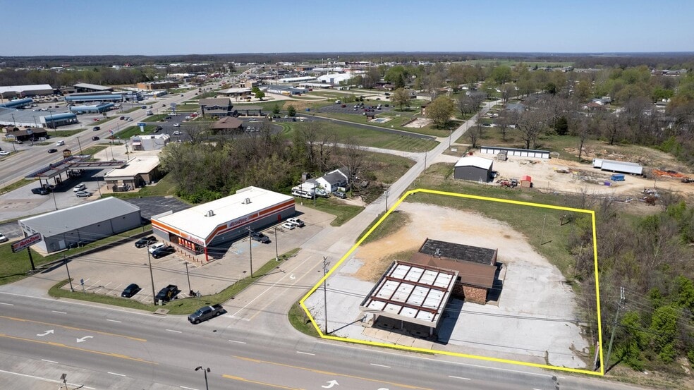 Primary Photo Of 845 W Washington St, Marshfield Auto Repair For Sale