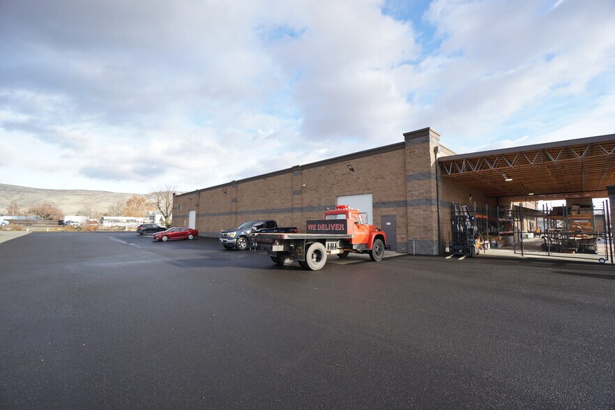 More Photos Of 104 Butterfield Rd, Yakima General Retail For Sale
