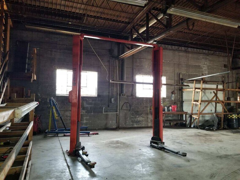 More Photos Of 1015 State Ave, Kansas City Showroom For Sale