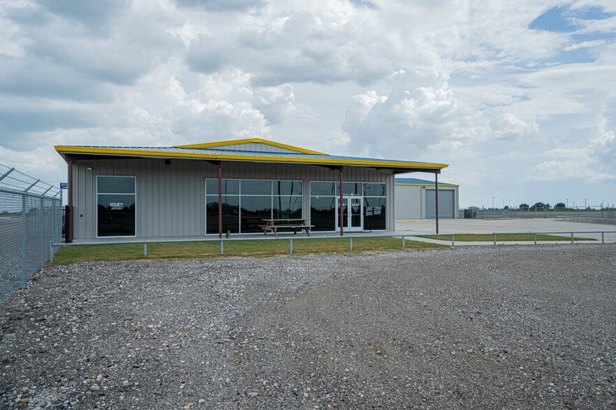 More Photos Of 7044 Interstate 10, Sealy Distribution For Sale