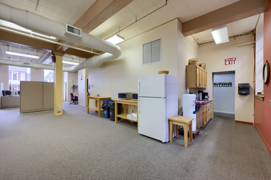 More Photos Of 704 Main St, Akron Flex For Sale