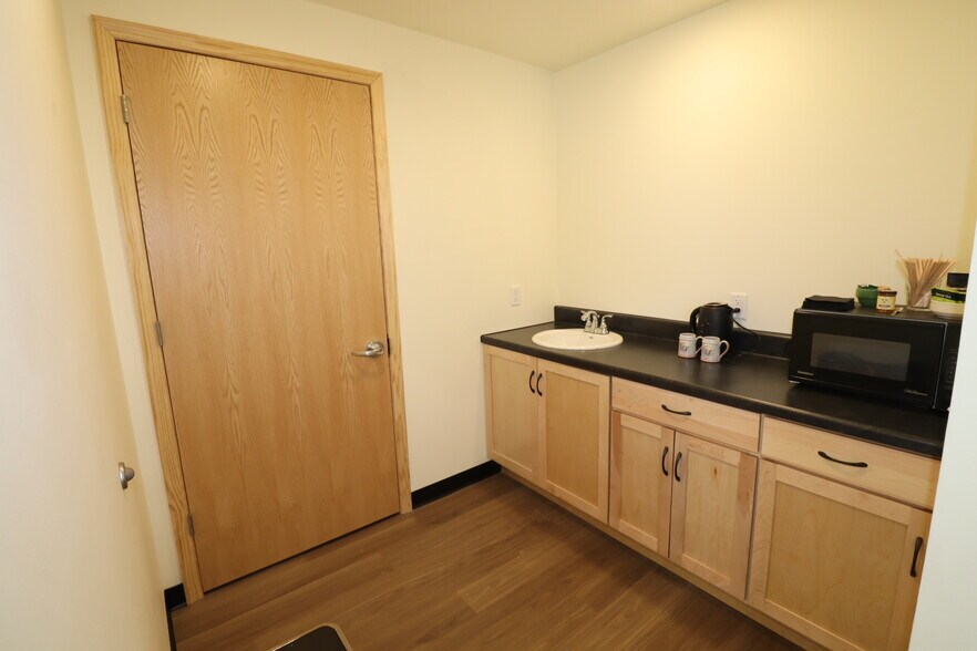 More Photos Of 257 Manypenny Ave, Bayfield Office For Lease