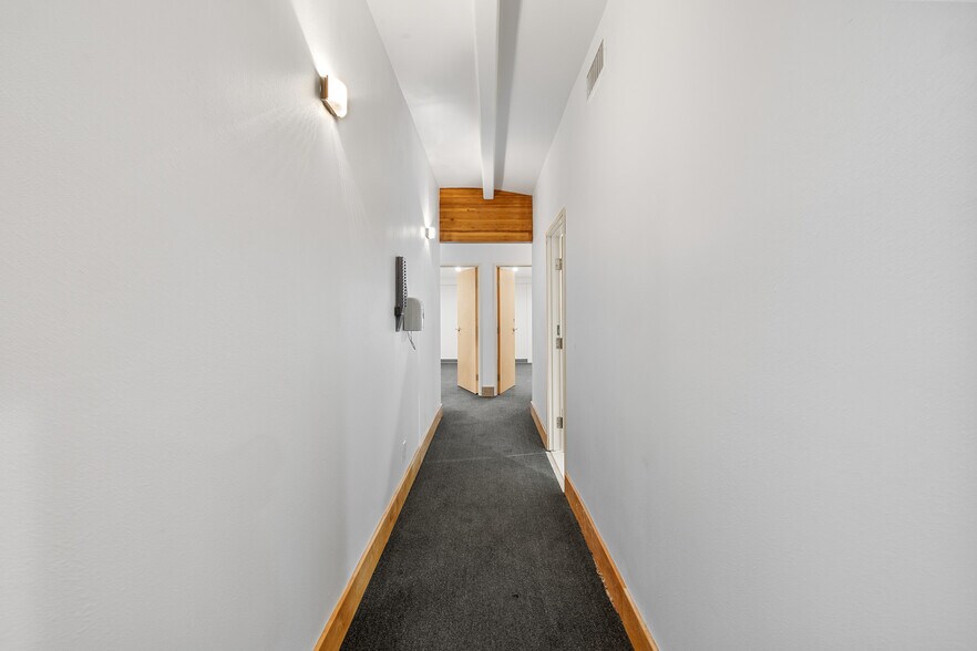 More Photos Of 18536 Oxnard St, Tarzana Warehouse For Sale
