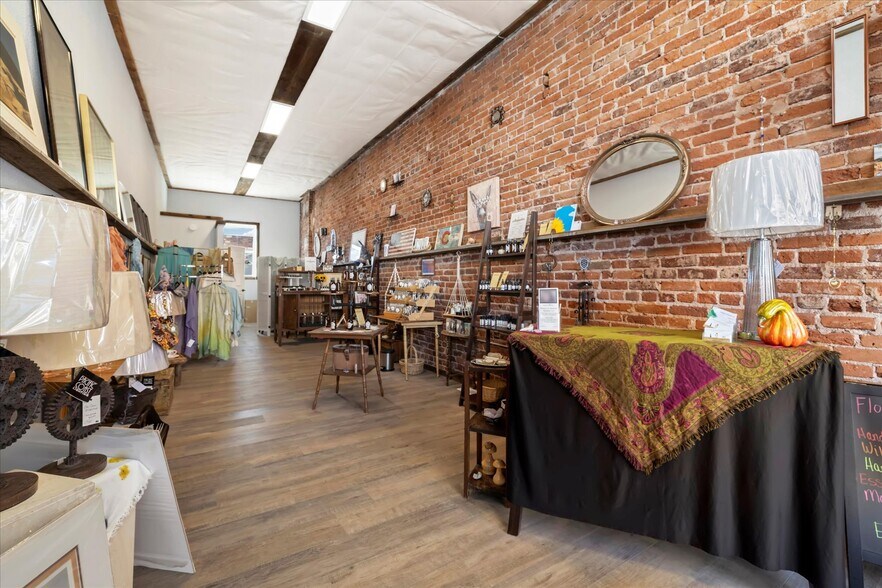 More Photos Of 310 Victor Ave, Victor General Retail For Sale