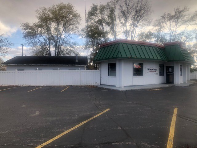 More Photos Of 903 W Market St, Nappanee Restaurant For Sale