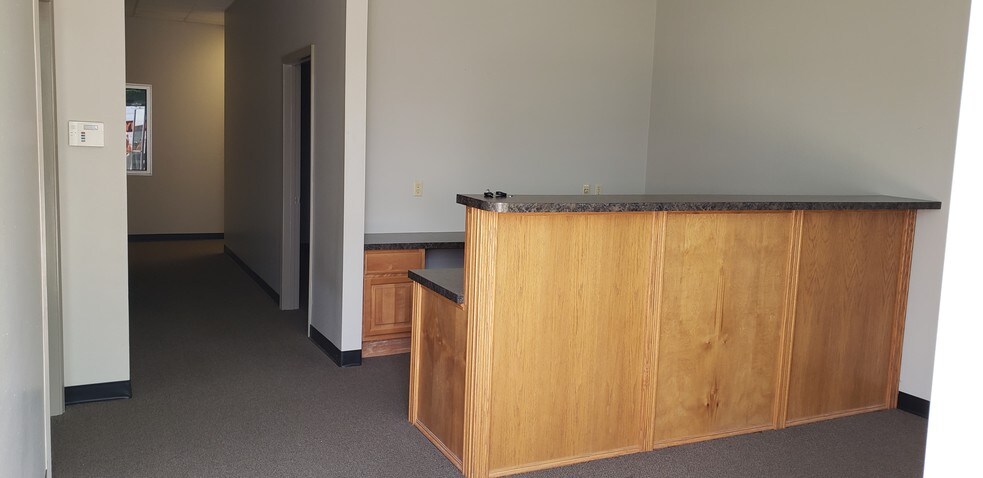 More Photos Of 5146 N 23rd St, Ozark Warehouse For Lease