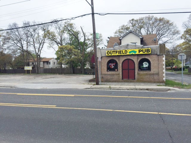 More Photos Of 168 Carleton Ave, East Islip Bar For Sale