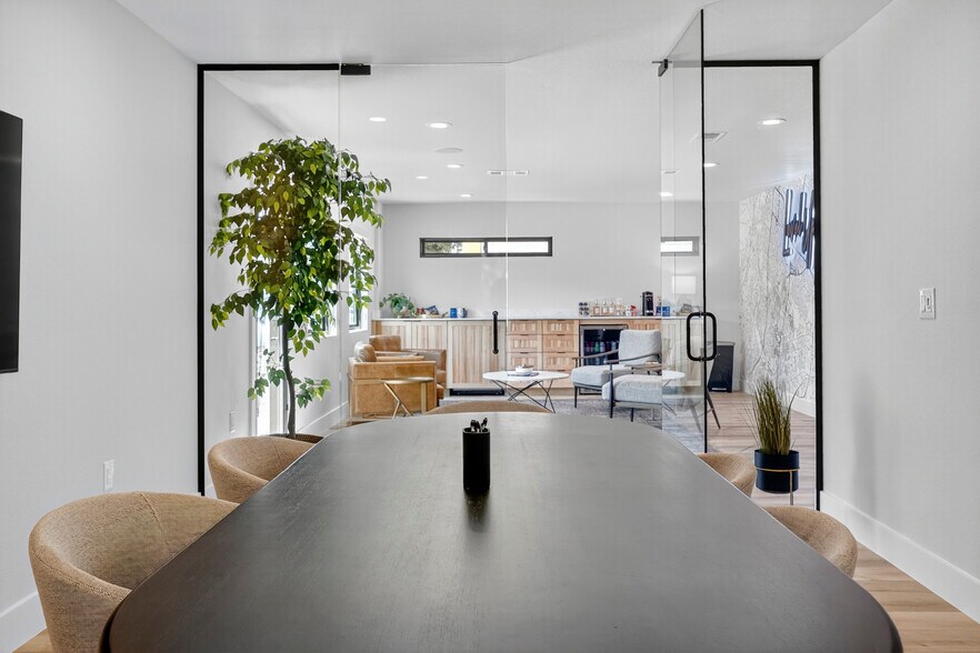 More Photos Of 1708 W Koenig Ln, Austin Office Residential For Lease