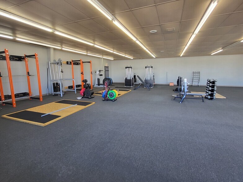 More Photos Of 1414 Interstate Loop, Bismarck Storefront Retail Office For Lease