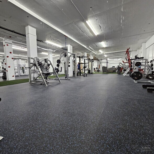 More Photos Of 36 Winnipeg Rd, Clinton Warehouse For Lease