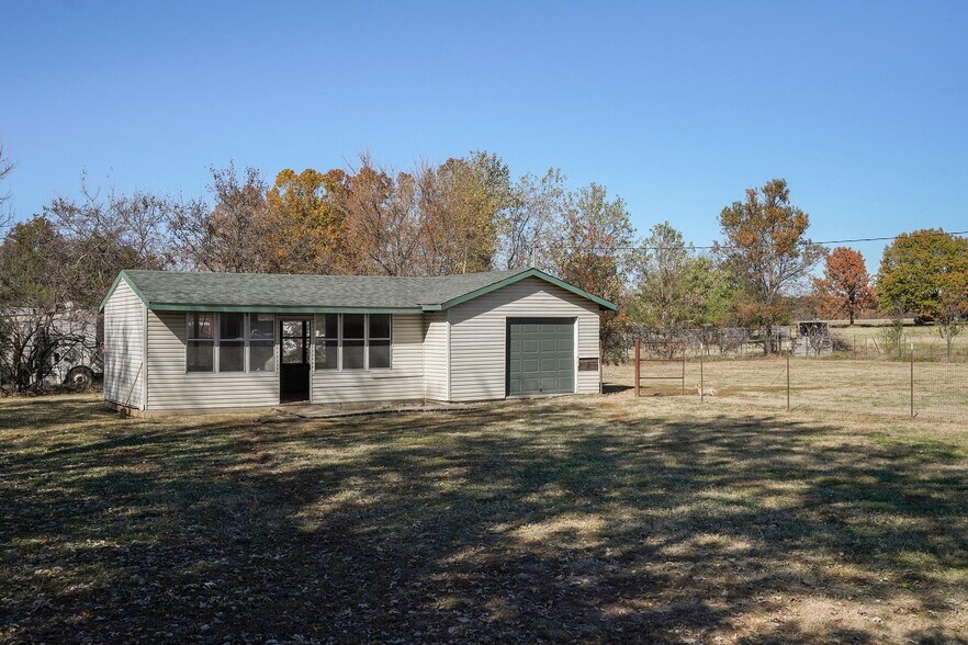 More Photos Of 11159 Lawrence 1163, Mount Vernon Veterinarian Kennel For Sale