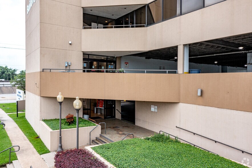 More Photos Of 1140 Westmont Dr, Houston Medical For Lease