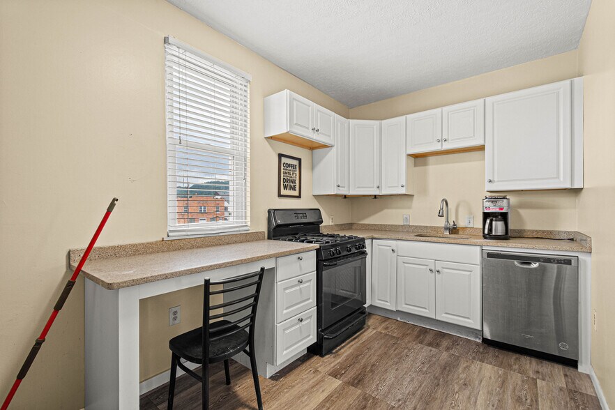 More Photos Of 305 Mill St, Coraopolis Storefront Retail Residential For Sale