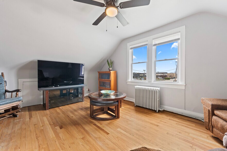 More Photos Of 310 W Irving Park Rd, Wood Dale General Retail For Sale