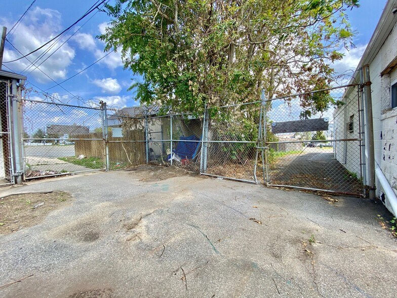 More Photos Of 143 W Main St, Bay Shore General Retail For Sale