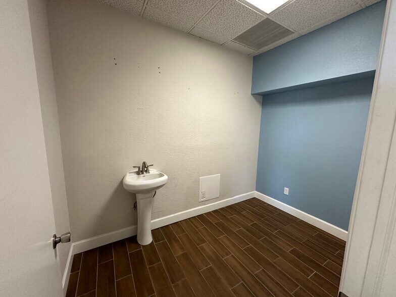 More Photos Of 1280 Hawkins Blvd, El Paso Office For Lease