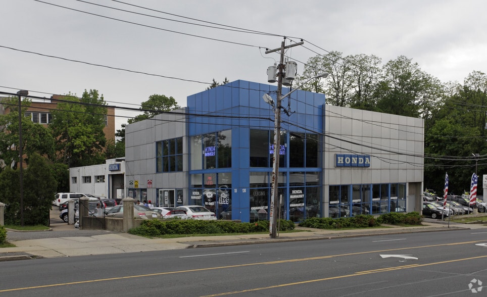Primary Photo Of 1260 Northern Blvd, Manhasset Auto Dealership For Sale