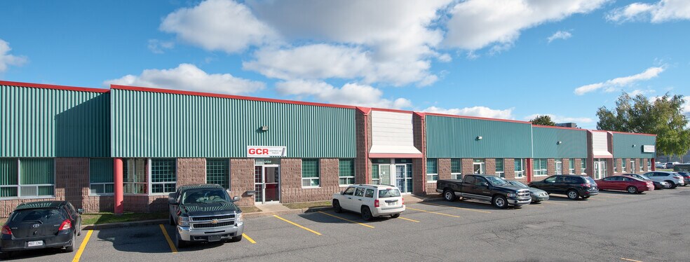 More Photos Of 135 Ch du Tremblay, Boucherville Distribution For Lease