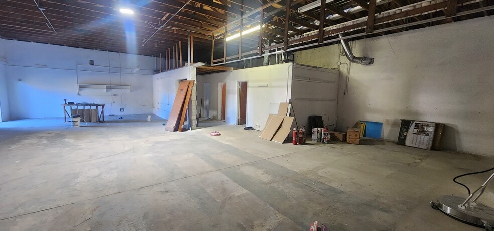 More Photos Of 284 S Center St, Pierson Auto Repair For Lease