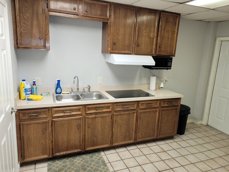 More Photos Of 4001 W Oak St, Palestine Self Storage For Lease