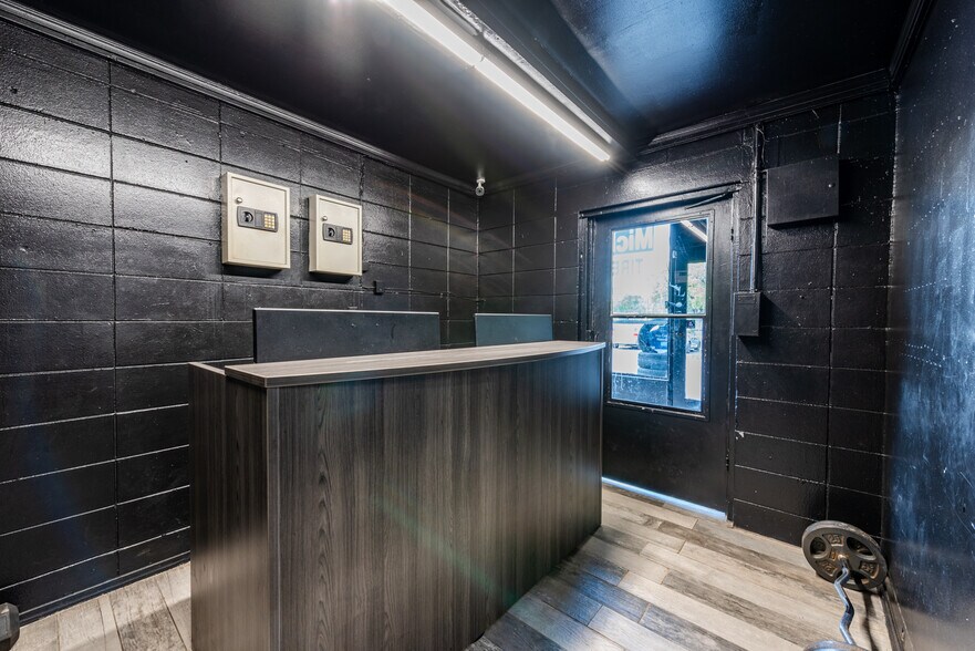 More Photos Of 2501 Sanford Ave, Sanford Auto Repair For Sale