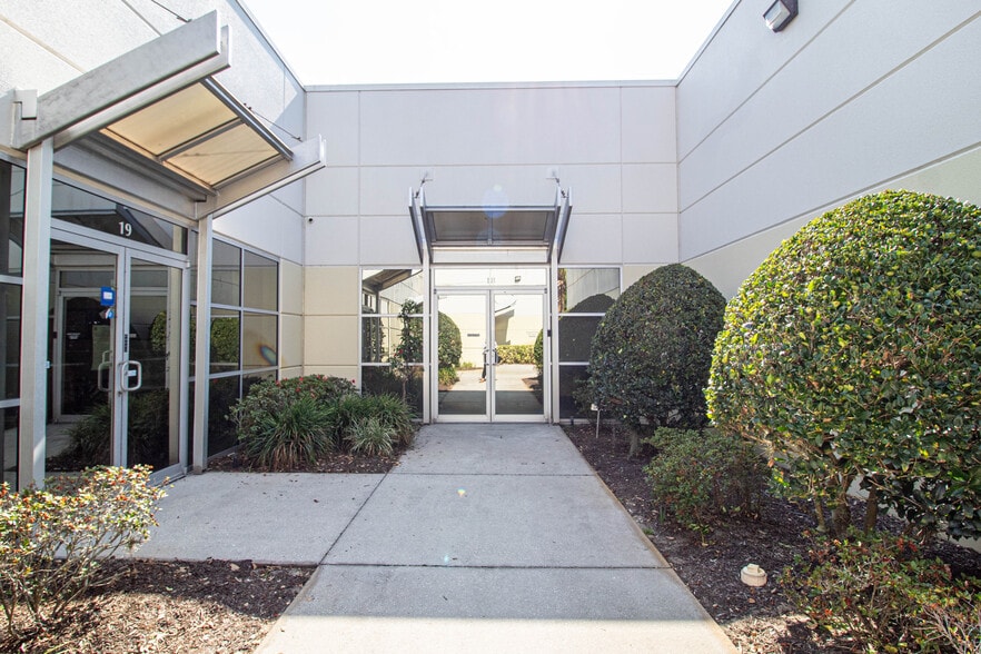 More Photos Of 8810 Commodity Cir, Orlando Showroom For Lease