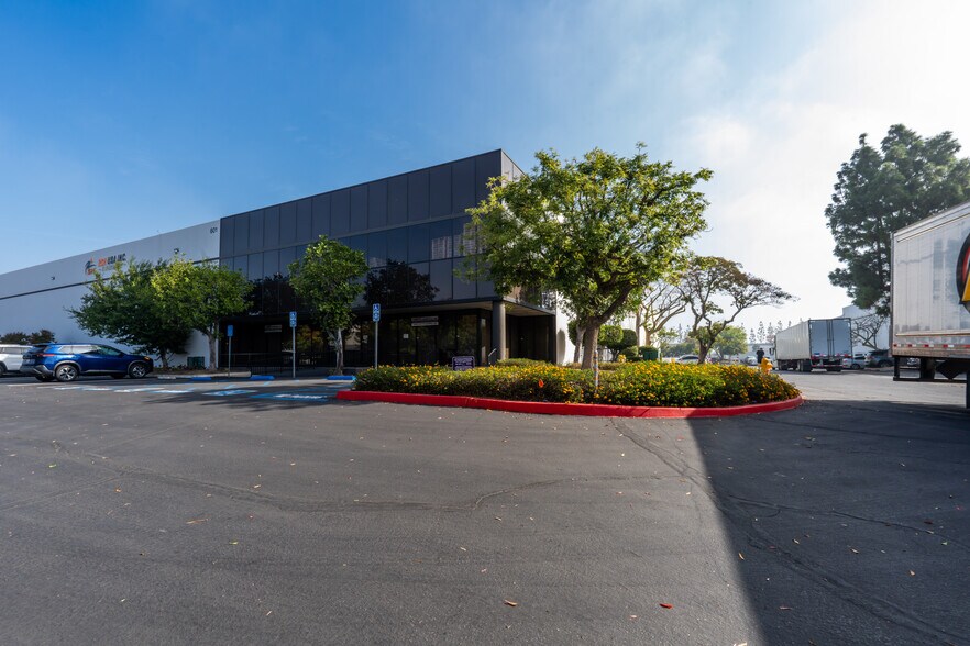 More Photos Of 601 S Dupont Ave, Ontario Warehouse For Sale