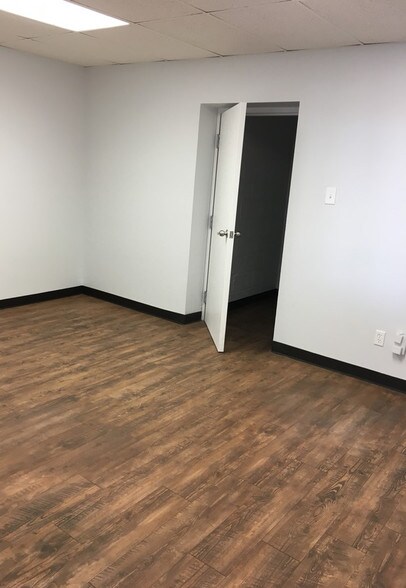 More Photos Of 2006 50th St, Lubbock Flex For Lease