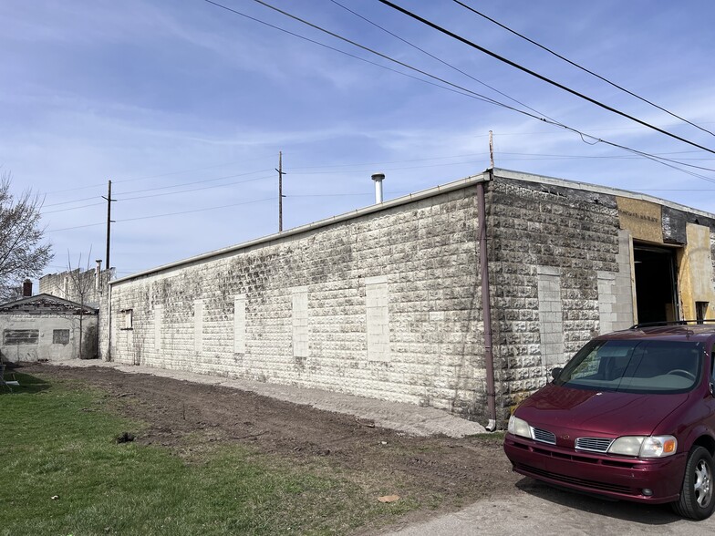 More Photos Of 235-239 Maple St, Metamora Light Distribution For Sale