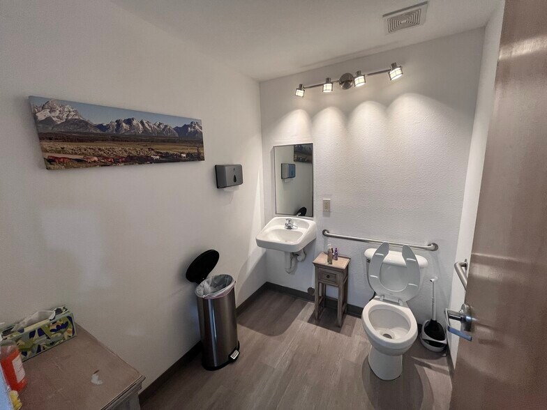 More Photos Of 730-742 Synthes Ave, Monument Manufacturing For Lease