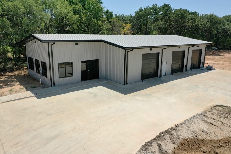 More Photos Of 6880 Rendon Bloodworth, Fort Worth Light Distribution For Sale