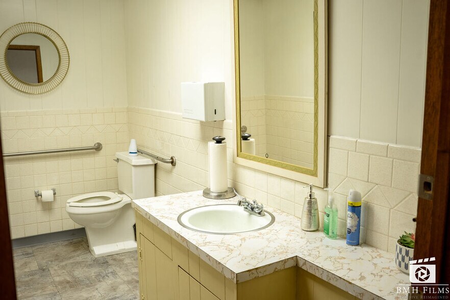 More Photos Of 707-709 N Palestine St, Athens Medical For Lease