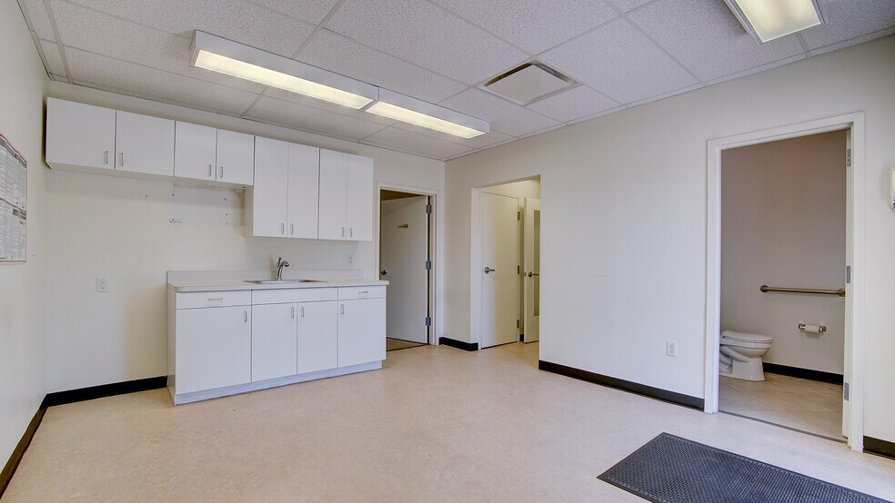More Photos Of 2 Kings Hwy, Middletown Medical For Lease
