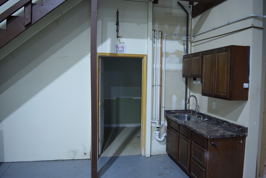 More Photos Of 520-536 W 66th St, Loveland Light Manufacturing For Sale