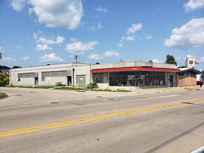 More Photos Of 2322 Charles St, Rockford General Retail For Sale